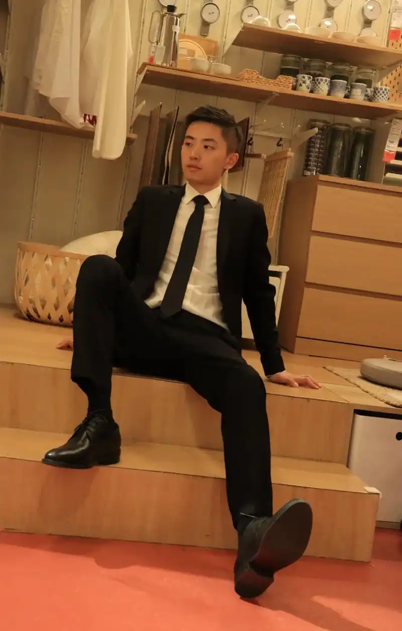 一年前的库存!#抖音图文来了 #正装男 #西装杀 #皮鞋黑袜 - 抖音