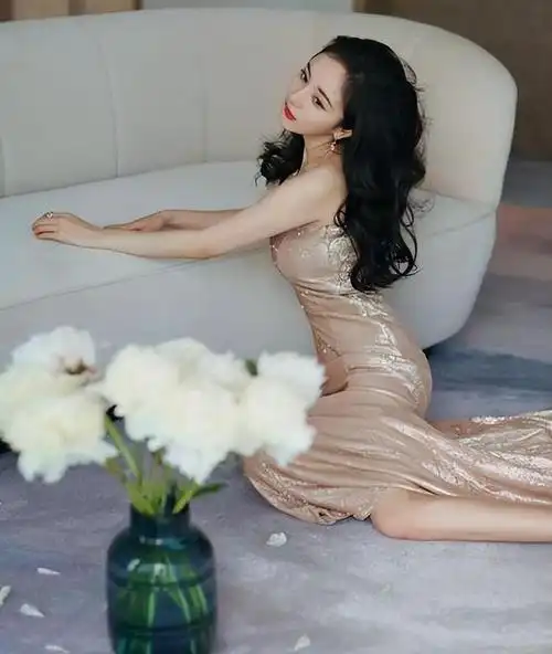 37岁的杨幂身材火辣前凸后翘似20岁少女宛如女王一般