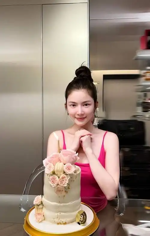 杜淳老婆王灿晒美照庆生衣着光鲜外表靓丽和老公生日仅隔一天