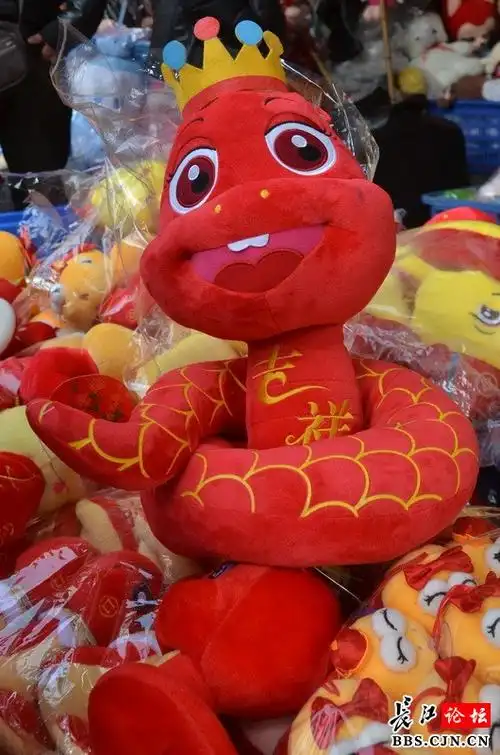 蛇年吉祥物遇冷 "百蛇闹春"难