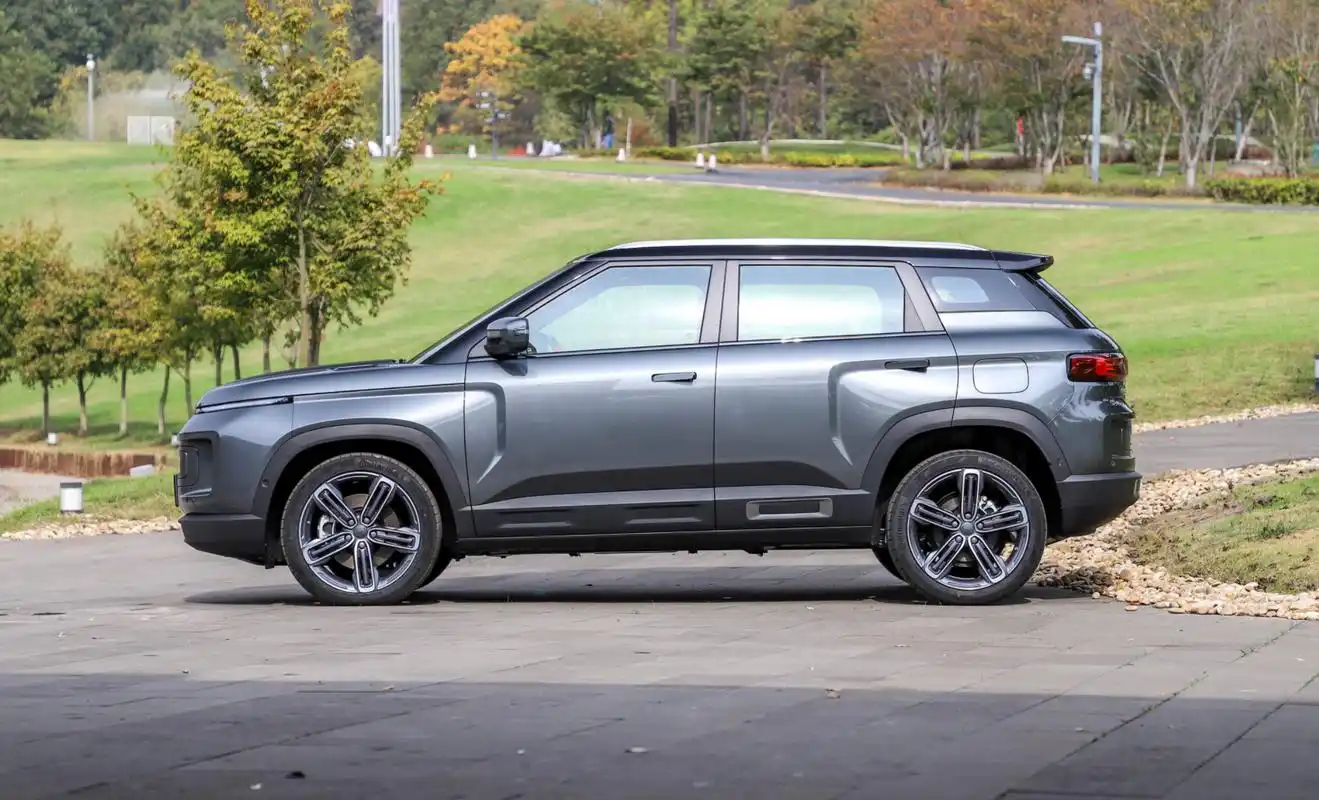 吉利"小路虎"被忽视,搭隐藏把手 透明底盘,不足10万起售