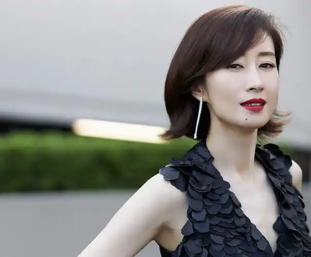 原创刘敏涛有贵妇范穿鳞片裙配红唇优雅高级真给70后女星长脸