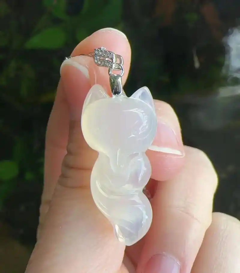 天然黄龙玉玻璃种纯白小狐狸锁骨吊坠.无裂无缺,聪明伶俐,魅 - 抖音