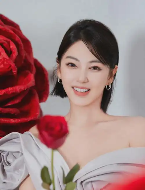 张雨绮淡紫色花朵长裙