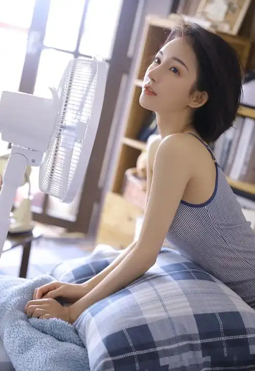 短发美女性感俏皮居家写真图片