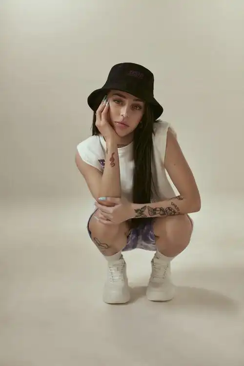 pullbear与歌手nickinicole共同推出胶囊系列