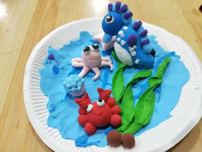 彩泥手工制作《海底世界》——快乐语言登封教育中心