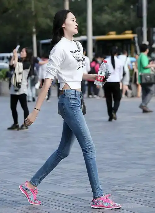 街拍:侧面看美女,腰瘦腿长,身材这么好我只有羡慕的份_网易订阅