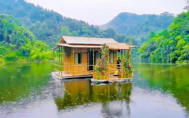 砍取山上的大竹,耗费60天建了一个水上竹屋,住着才奢华享受