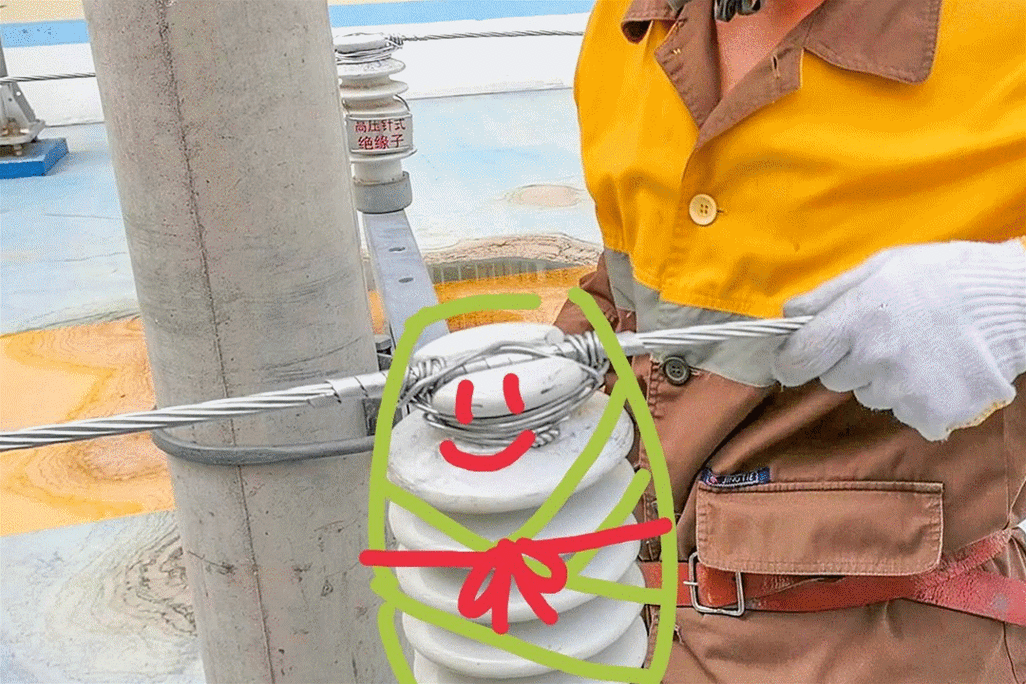 在铁路沿线每隔几十米就有一根电线杆每根电线杆的顶部都可以看到一种