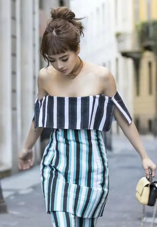 蔡依林的音乐风格多变,从早期的甜美可爱到后来的成熟性感,她不断地