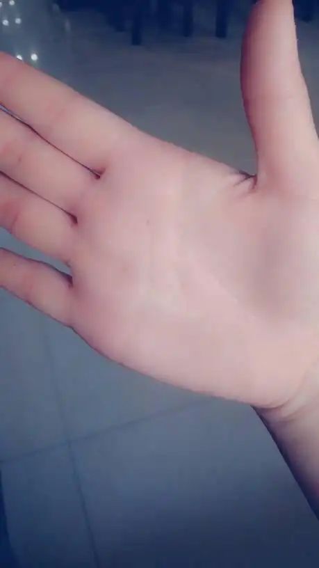 女生手心掌纹有"凡"字是什么意思啊