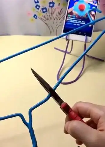 手工制作:用衣架做的手机支架,没想到还挺牢固