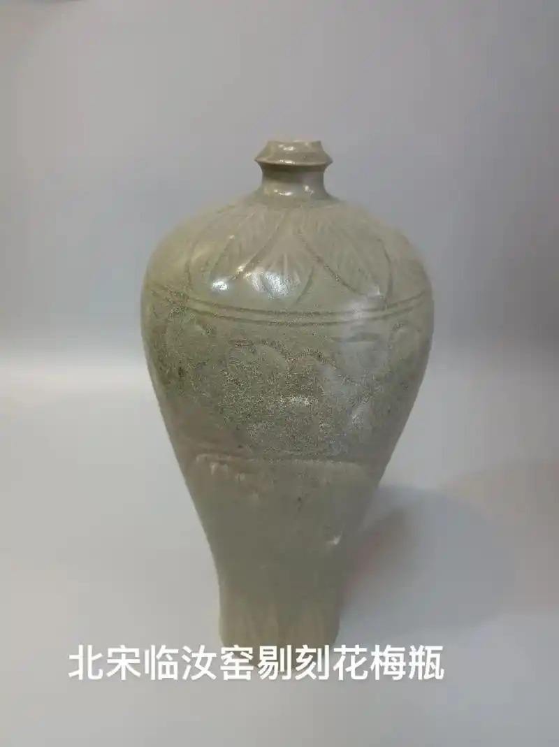 北宋临汝窑剔刻花梅瓶高305厘米欢迎垂询
