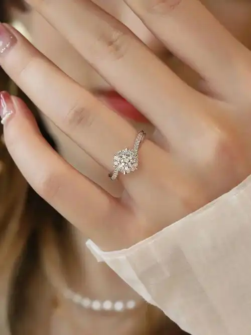 绝美显大的钻石戒指