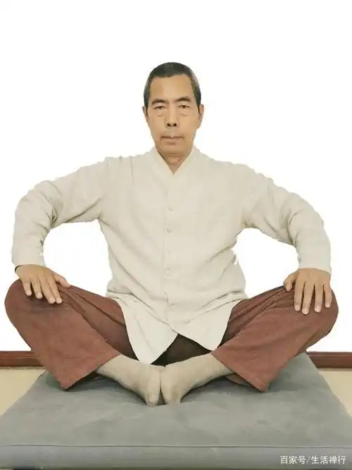 初学者在开始练习时,双腿不能贴在地面上,会呈v字形时.