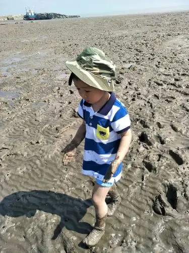 渔村码头踩泥巴