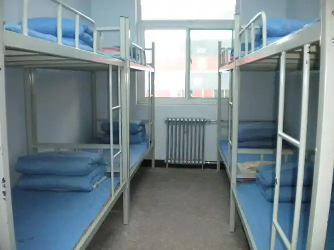 明亮的教室,温馨的宿舍,洁净卫生的餐厅,美丽的校园环境,走进六中给你