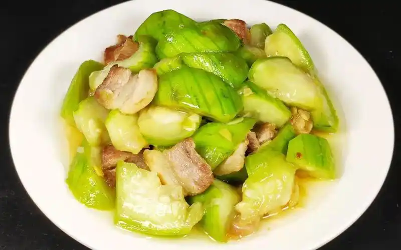 丝瓜搭配五花肉一起炒,鲜美清甜的丝瓜混合着肉香,别提多好吃了