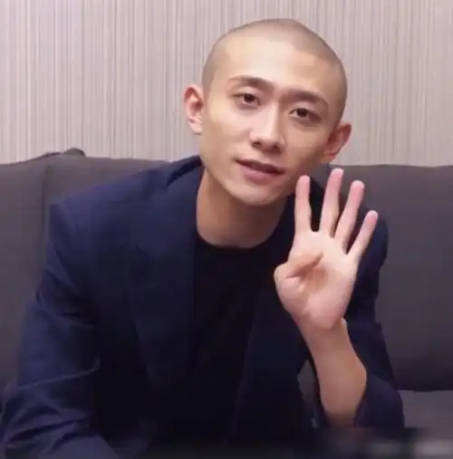 张一山剃光头依旧痞帅十足,网友:像极了一颗卤蛋|韦小宝|梁朝伟|韩栋