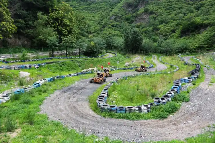 越野公园含有:天下第一坡赛道,越野卡丁乐园,山顶营地,赛道分:国际