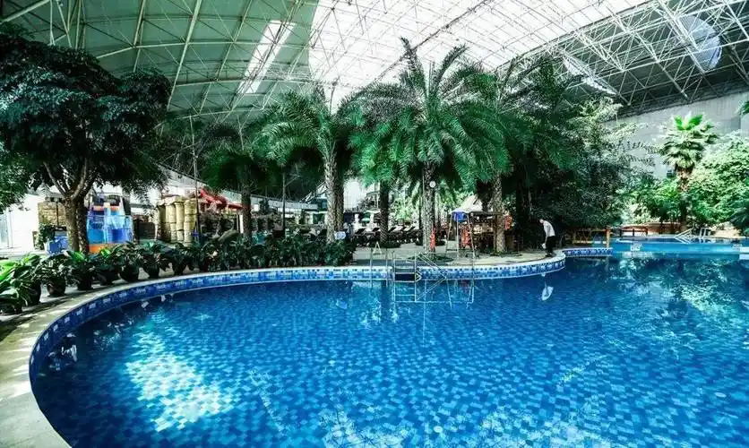 温泉区设计新颖,造型独特,温泉水来自于深海岩层,鉴定为"氟型淡温泉"