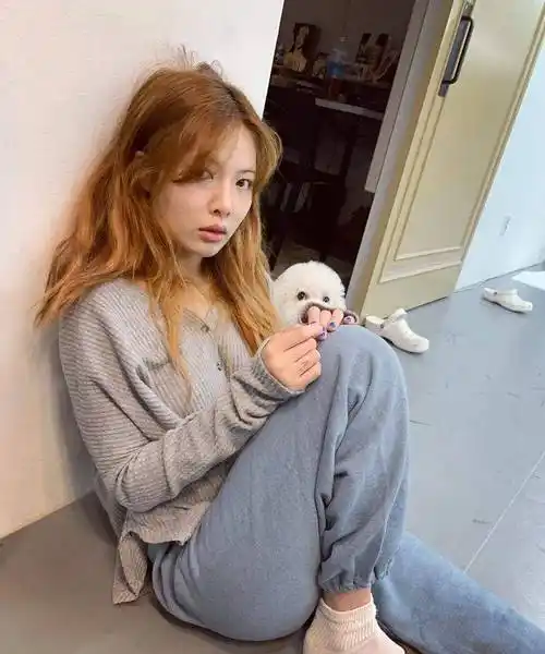 原创金泫雅深夜晒照不忘摆pose嘴唇惨白吓到粉丝难道是生病了