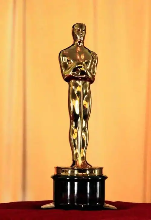 第93届奥斯卡颁奖礼宣布推迟2个月,2021年4月25日举行