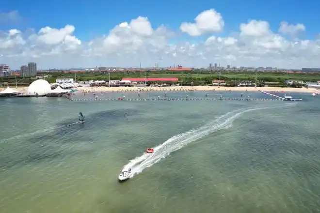 奉贤碧海金沙周末单日客流近万市民尽享沙滩海浪乐趣