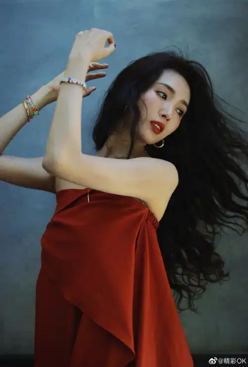 star##王紫璇扫楼港风造型#@王紫璇cici今日现身媒体扫楼,一袭复古红