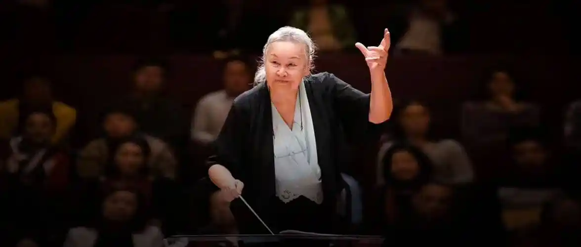 郑小瑛,新中国第一位女指挥家,今年93岁了,仍活跃在指挥台上,不久前和