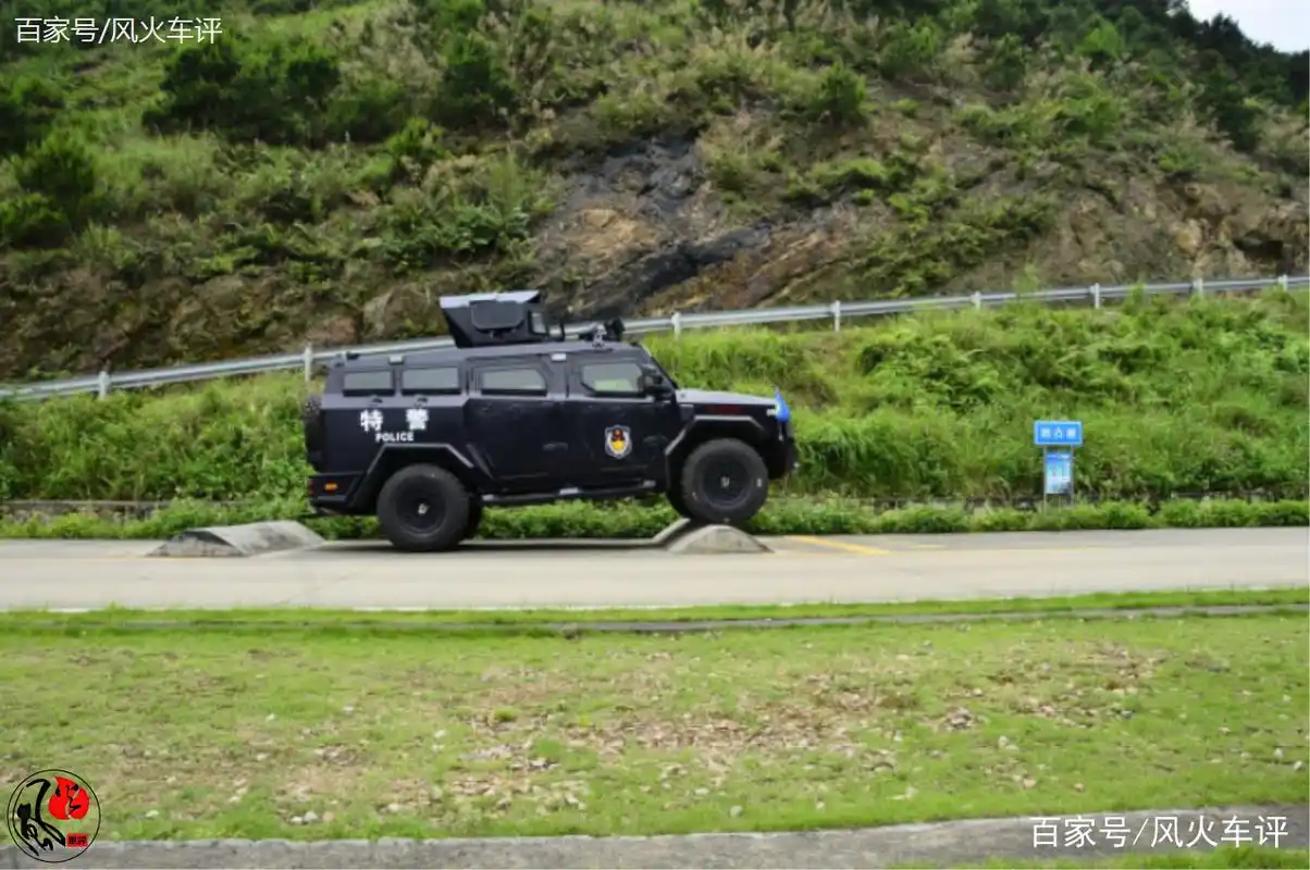"警界神车"暴龙装甲车,v8发动机,油箱200升,带炮塔3米2高