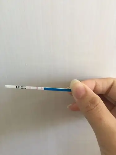 自己老是心情七上八下,于是到药店买了验孕棒,验完后显示两条杠,果然