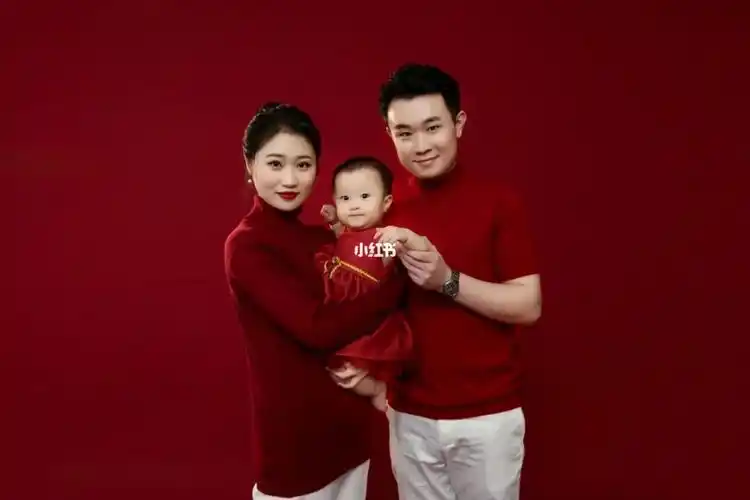 很甜很温馨一家三口中国红喜庆全家福