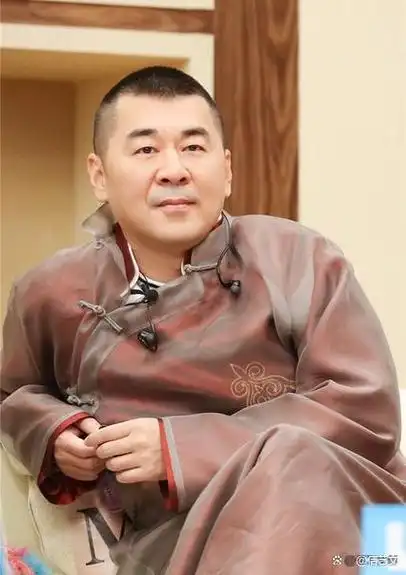 陈建斌以开放心态笑对"著名歌手"梗:艺术无界,包容为美