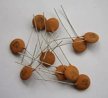 瓷片电容器是电解电容么