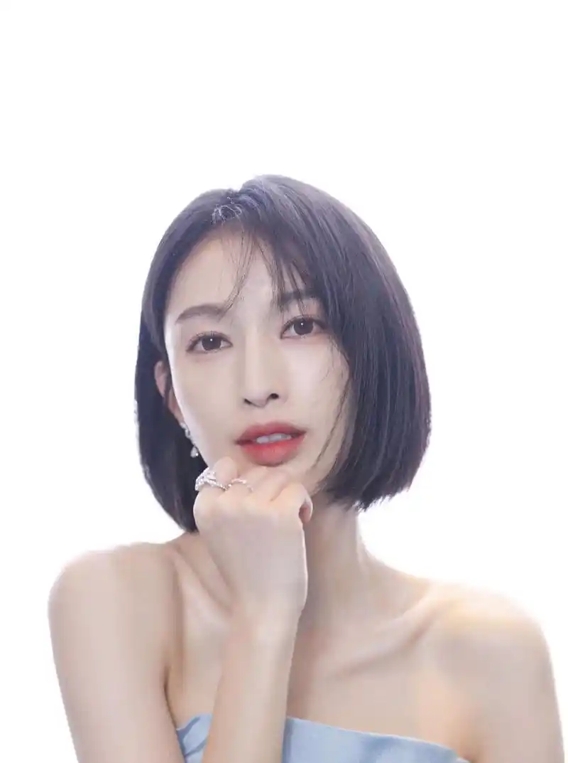 如果你也很喜欢张俪的这一款发型的话,首先要注意几个小点,就是在剪