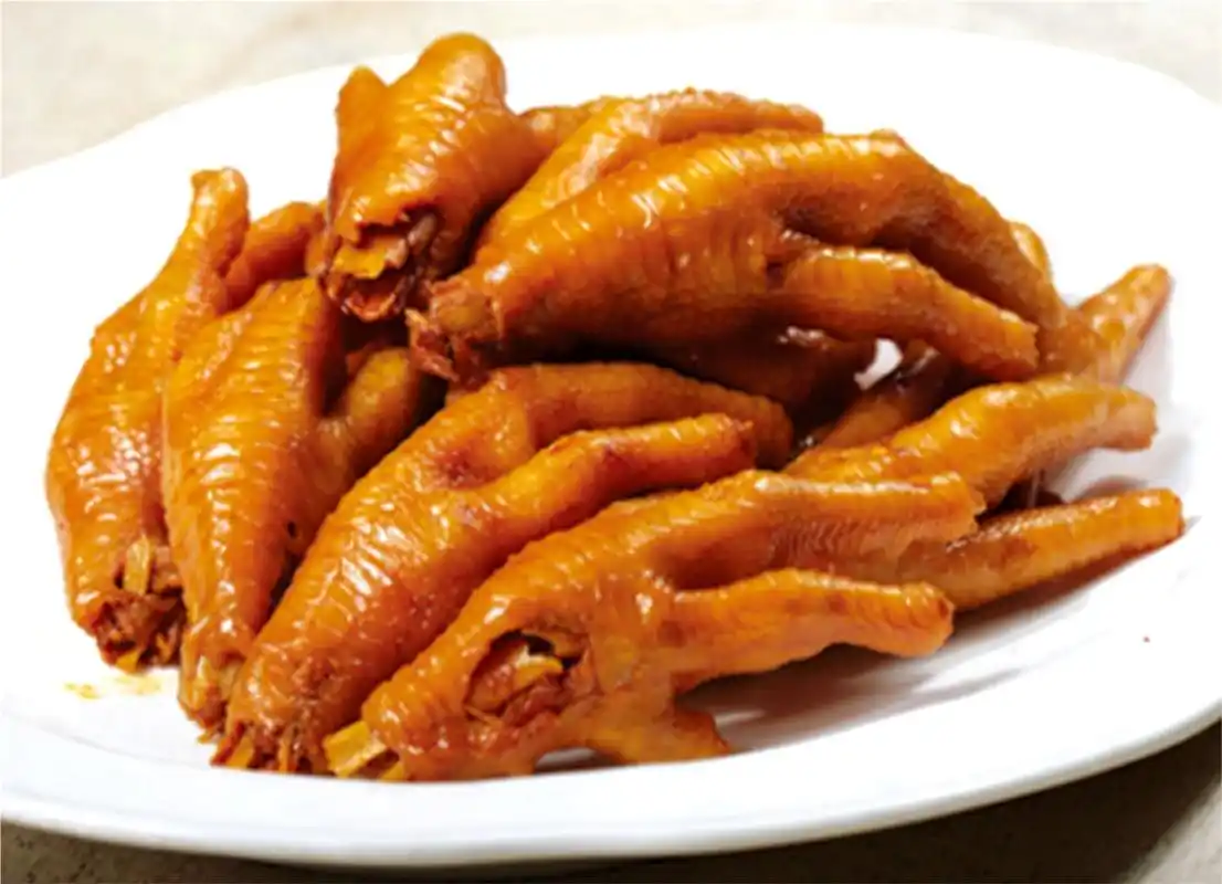 鸡爪在中国会被用各种方式做成脆嫩可口的菜品,零食.