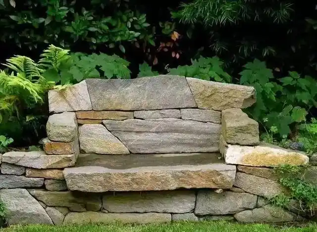 一面石头墙美了一个院子