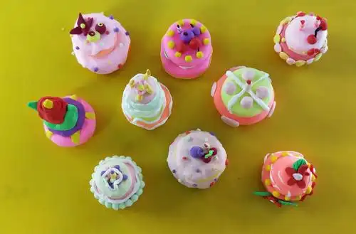 瞧!彩泥"蛋糕"制作完成了!