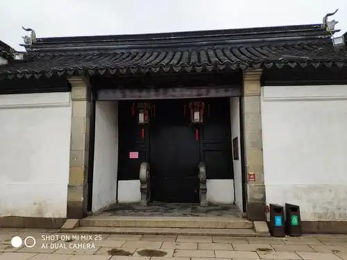 临时关闭着的网师园大门.