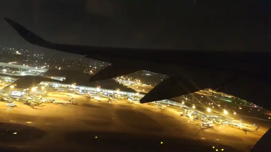 灯火通明的夜晚 中国东方航空mu5320 a350-900广州白云机场02l起飞