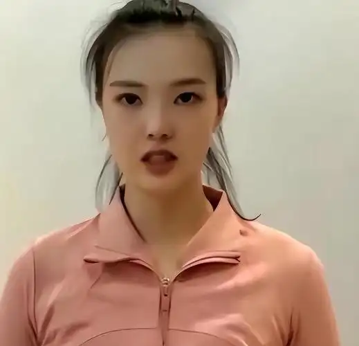 张常宁晒最新近照!与老公在大连看海,被搂在怀中甜蜜又幸福