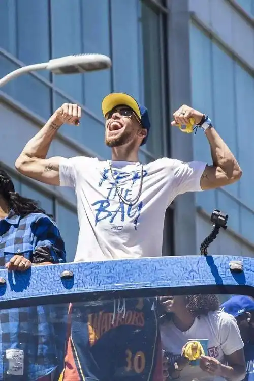 我就吃"亿"点爆米花受了伤在场下我照样能抓住镜头芜湖!