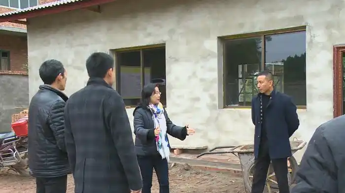 中江县县长李霞(右二)调研易地扶贫搬迁建设现场