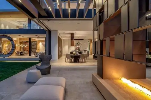 私人泳池,网球场以及包括私人影院,spa水疗室等在内的室内高档配置