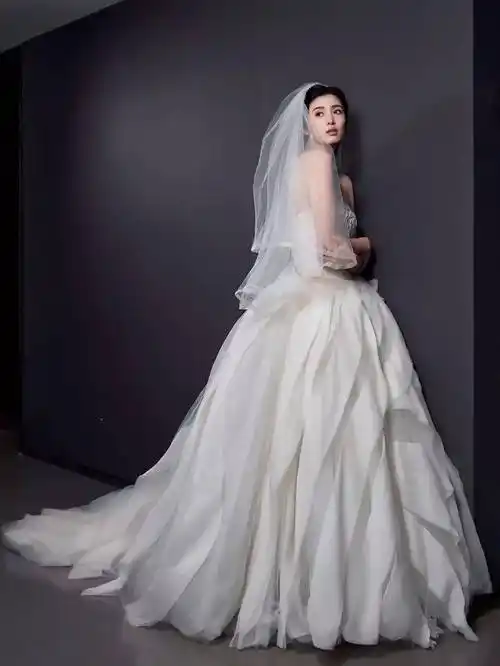 女足国门赵丽娜晒婚纱照,白色婚纱太唯美.