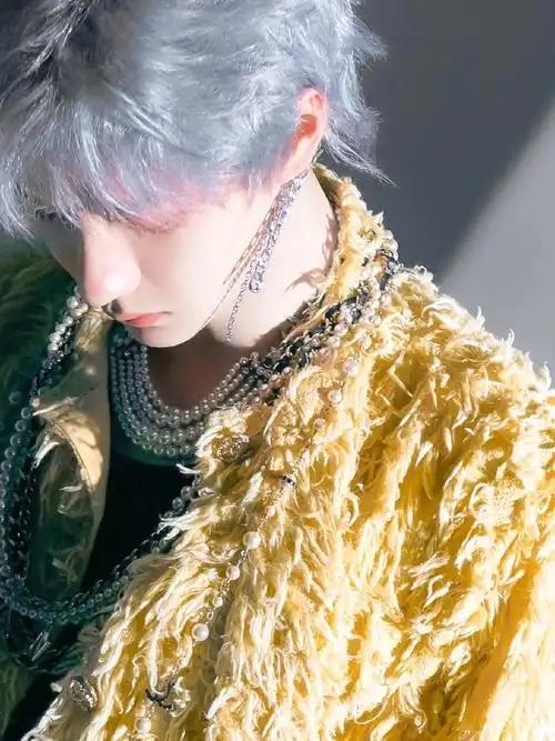 王一博##美妆#王一博银发撕漫感大片