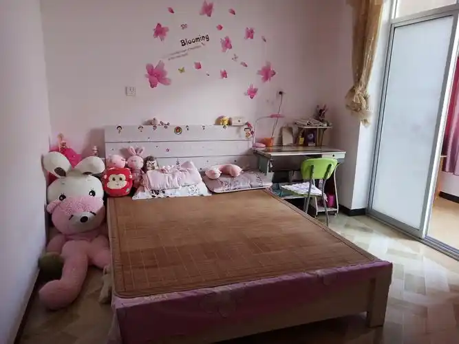 哇,经过我的努力,我的房间变得又干净又整洁,好开心啊!