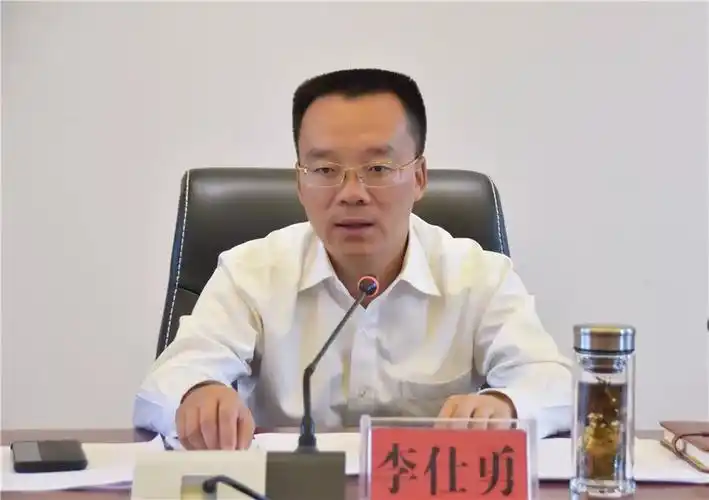 李仕勇专题研究开阳县"百校攻坚"行动计划有关工作时强调 提高政治